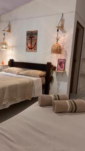 two beds in a room with two bedsskirts at Casa Folha Tropical in Pipa
