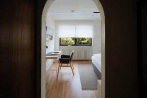 a room with a desk and a bed and a chair at Hotel Am Waldschwimmbad in Bürstadt