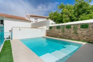 ein Swimmingpool vor einem Haus in der Unterkunft Raízes 22 - Apartamento 1 in Puebla de Don Fadrique