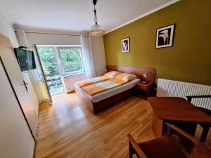 a small bedroom with a bed and a window at Pokoje Gościnne Kalina in Łagów
