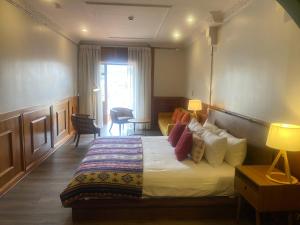 a hotel room with a bed with pillows at Cavi Rooms 511 in Cuenca