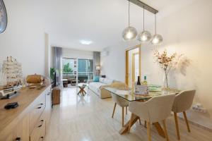 a kitchen and living room with a table and chairs at Apartamento de lujo Almerimar in Almerimar