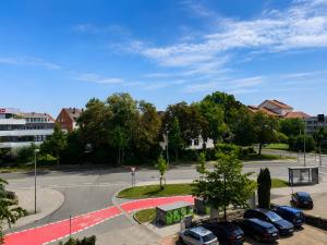 a view of a parking lot with cars parked at Theaterblick Hildesheim in Hildesheim