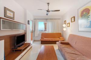a living room with a couch and a tv at Residencial La Gomera in Puertito de Güímar