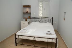 a bedroom with a bed with a white mattress at Evoia Village House in Neokhórion