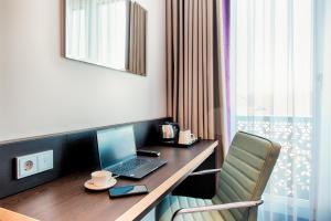 a laptop computer sitting on a desk in a room at Premier Inn Köln City Mediapark in Cologne