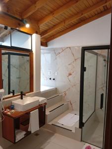 a bathroom with a sink and a shower at Motel Avenida (Adult Only) in Gramado +48 photos