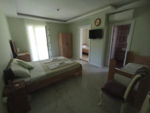 a room with a bed and a chair in it at Mercan Otel in Kandıra