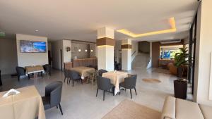 a restaurant with tables and chairs in a room at Di Garda Hotel in Encarnación