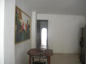 a dining room with a table and a window at Reina Elizabeth I in Santa Marta