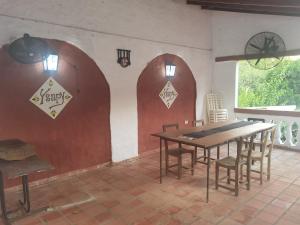 a dining room with a wooden table and chairs at Hostel Ysapy en Piribebuy - Paraguay in Piribebuy