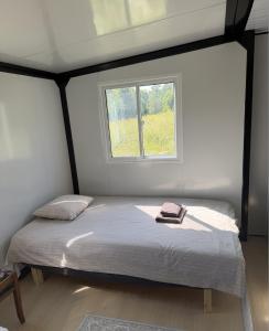 a bed in a room with a window at Peppa Puhkemaja in Vahtrepa