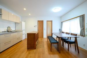 una cocina con mesa y sillas en una cocina en KOAのお宿 ー Koa no Oyado ー, en Gujō 23 fotos más