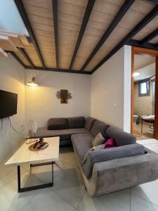 ein Wohnzimmer mit Sofa und Tisch in der Unterkunft Diamond house in Khoríon