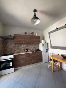 eine Küche mit einem Tisch und einer Tafel in der Unterkunft Diamond house in Khoríon + 13 Fotos