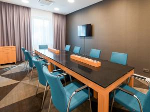 a conference room with a long table and chairs at Premier Inn Mannheim City Centre in Mannheim