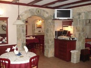 a dining room with a table with birds on it at Pansion Marco Polo in Petrcane