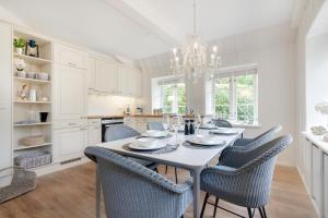 a dining room with a table and chairs at Seepferdchen in Keitum