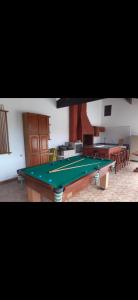 a pool table in the middle of a room at Chácara com piscina no condomínio Vitassay in Boituva