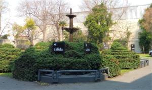 a garden with a bird feeder on top of a bush at Hotel Css in Ituzaingó