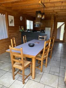 a dining room table and chairs in a kitchen at Chalet airelles in Saint-Pierre