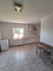 an empty room with a table and a window at Apartament Alicja in Chmielno