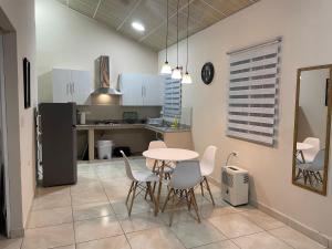 a kitchen with a table and chairs in a room at Casa Colibrí Volcán in Volcán