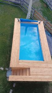 a pool with a wooden frame on the grass at s'Peaters in Imsterberg