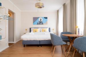 a bedroom with a bed and a table and chairs at Miki Stays - 200m zum Prater in Vienna