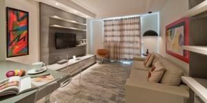 a living room with a couch and a television at Hotel Sequoia Alphaville in Barueri