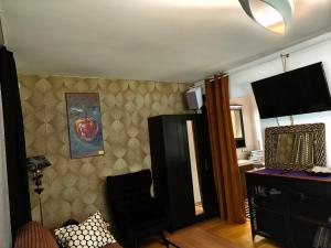 a living room with a black chair and a mirror at SaaUnd in Tallinn