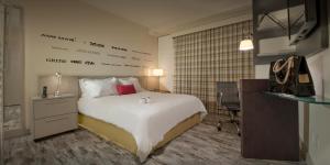 a hotel room with a bed and a desk at Hotel Sequoia Alphaville in Barueri +6 photos