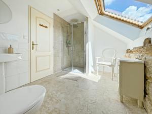ein Badezimmer mit Dusche, Toilette und Waschbecken in der Unterkunft Chambre d'Hotes Cugnac in Sainte-Sabine + 50 Fotos