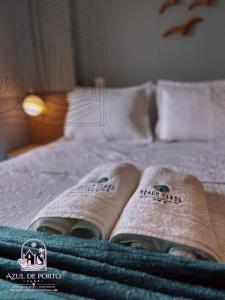 a pair of towels on a bed in a room at Refúgio Azul de Porto in Porto De Galinhas