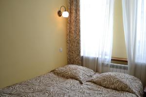 Posteľ alebo postele v izbe v ubytovaní Noclegi Sezam