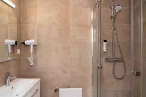 a bathroom with a shower with a toilet and a sink at Miki Stays - 200m zum Prater in Vienna +73 photos