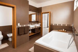 a bathroom with a large tub and two sinks at Flip Flop House in Puerto Villamil +14 photos
