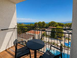 a balcony with a table and chairs and the ocean at Hotel SunClub CalaVinya in Salou