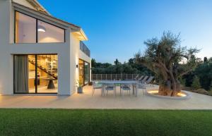 a patio with a table and a tree at Avelia Villa Tsoukalades in Tsoukalades