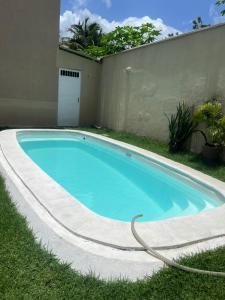 a swimming pool with a hose next to a building at Refúgio da Praia in Caucaia