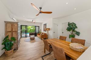 a dining room with a wooden table and chairs at Luxe Tropische Villa met Privézwembad in Jan Thiel