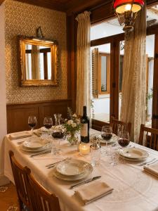 a table with glasses and a bottle of wine at Sa Torre - Casa Mallorquina con encanto in Campos