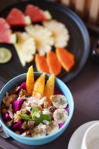 a bowl of salad with fruit on a plate at Jisa Sidemen in Sidemen