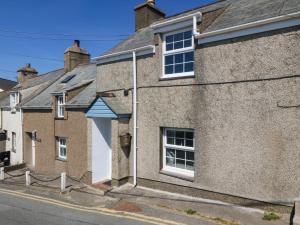 a row of brick houses on a street at 4 Bryn Llan in Pwllheli
