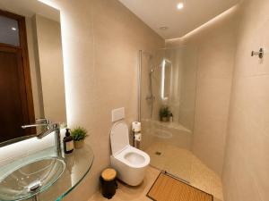 a bathroom with a toilet and a sink and a shower at Sa Torre - Casa Mallorquina con encanto in Campos