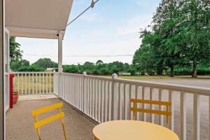 two yellow chairs and a table on a balcony at Host & Stay - Robin Lodge in Belton