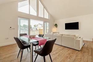 a living room with a table and a couch at Host & Stay - Robin Lodge in Belton