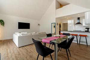 a living room with a table and chairs and a couch at Host & Stay - Robin Lodge in Belton