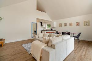 a living room with a white couch and a kitchen at Host & Stay - Robin Lodge in Belton
