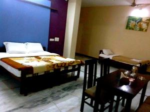 Hotel Ashlesh Manipal客房内的一张或多张床位